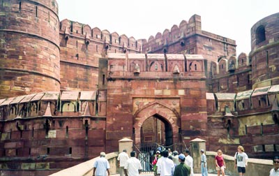 agra-red-fort-entrance agra-red-fort-entrance