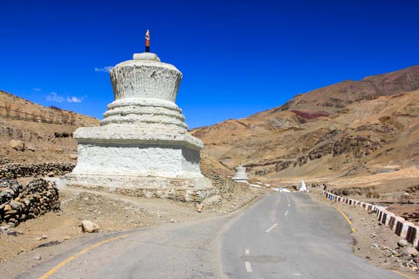 ladakh-chortens-road