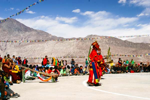 ladakh-monk-dancers-horns