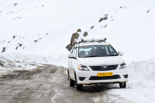 ladakh-snow-road
