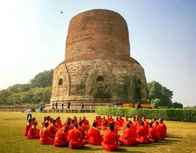 sarnath-dhamekh-stupa-monks sarnath-dhamekh-stupa-monks
